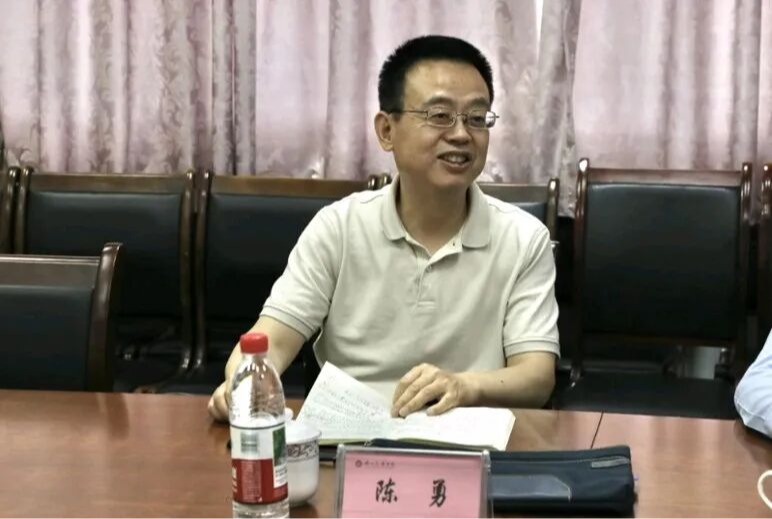 陈勇校友为外国语学院教师作科研辅导