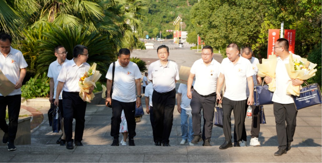 荣归再相逢：当年的教室还在，母校已换新颜