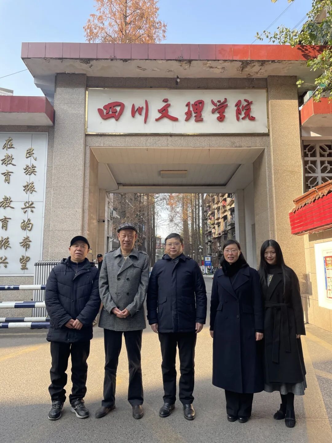 校长侯忠明会见1977级校友张建华
